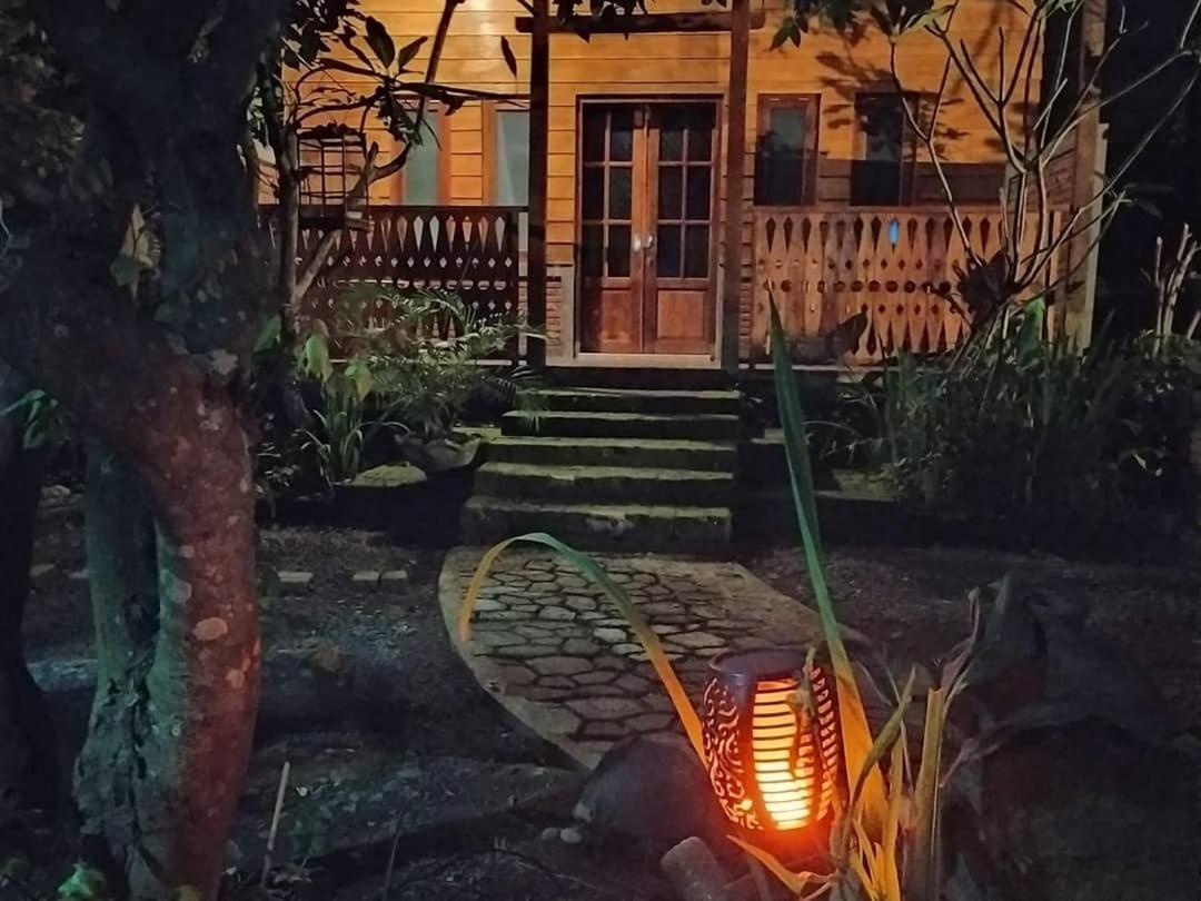 בניוואנגי Bata Merah Homestay מראה חיצוני תמונה