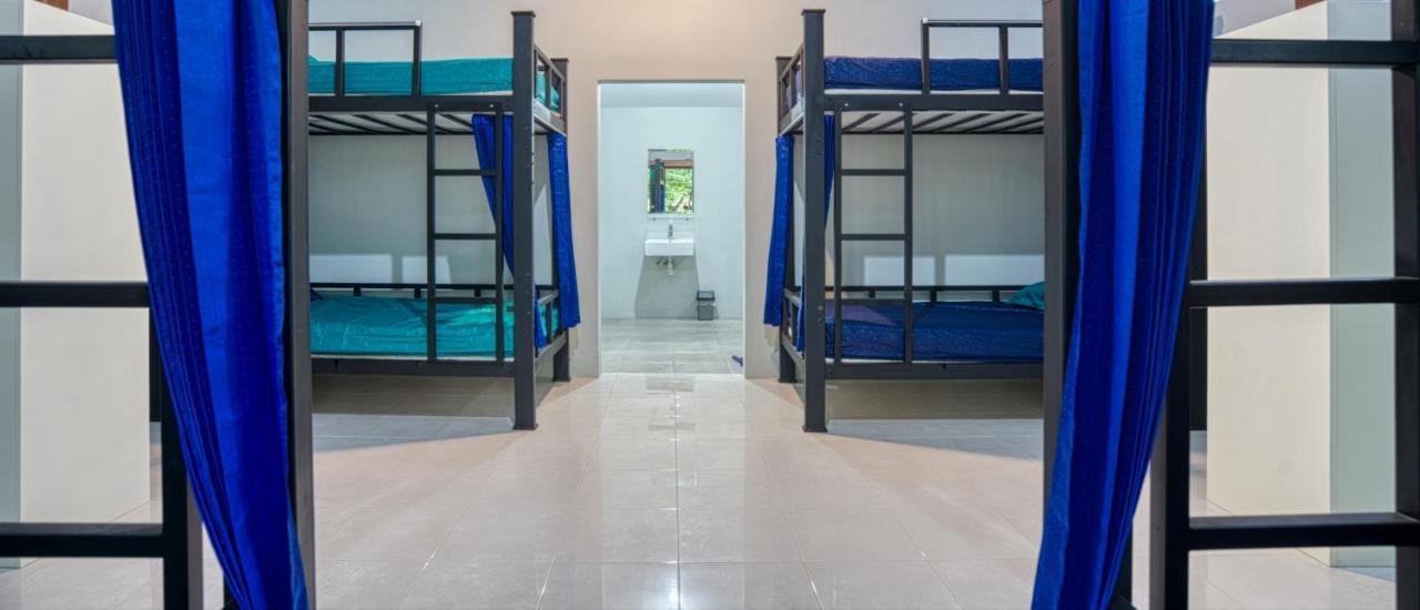 בניוואנגי Bata Merah Homestay מראה חיצוני תמונה